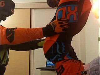 الرجل في ملابس موتوكروس يحصل على مص فوضوي من رفيقه في الأزياء