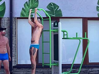 Dünnes bisexuelles Mädchen schließt sich schwulem Paar für MMF Gruppensex an