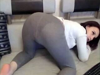 Gadis putih basahkan seluar yoga semasa sesi solo intensif.