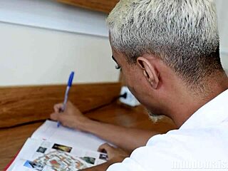 Três amigos fazendo troca troca no quarto