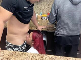 मेरे पति के दोस्त ने रसोई में मेरी गांड पकड़ ली, उसे नहीं पता मैं कितनी स्लट हूँ