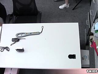 可爱莉莉·贝尔偷窃被抓，小18+逼在车库里被狠狠惩罚