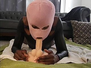 Грубый трах в горло в диком гей-развлечении.