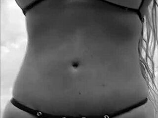 Minha esposa se exibindo pelas praias do brasil ao ar livre