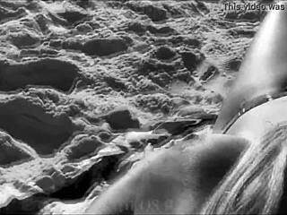 Minha esposa se exibindo pelas praias do brasil ao ar livre