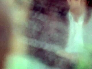 توينكس ينيكوا بعض بقوة في بعد ظهر مشمس