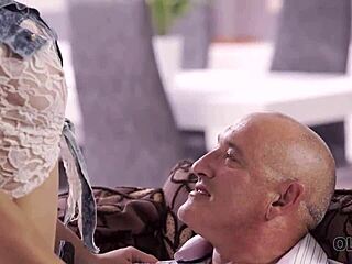 Old4k: Jovem beleza implora pra homem mais velho foder seu cu com força