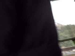 فتاة سمينة جاكيت نايلون بني يلمس في الشارع