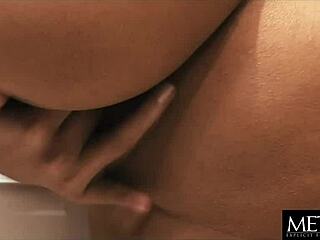 ดูสาวเอเชียเซ็กซี่ถูหีถึงจุดสุดยอดในกางเกงใน