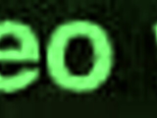 فتاة سمينة جاكيت نايلون بني يلمس في الشارع