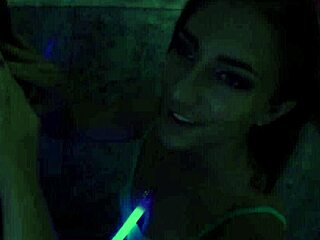 Tatuato 18+ si sega cazzo all'aperto POV ravvicinato