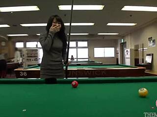 Dlaczego ta japońska dziwka nie może się doczekać twardego kutasa?