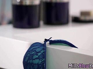 这个健美熟女能应付巨大鸡巴口交吗？