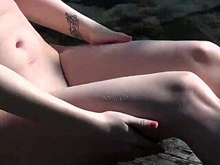 Miért mutatja a cseh szépség a punciját kint?