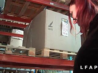 Jeune petite rouquine se fait démonter par deux mecs et couverte de sperme