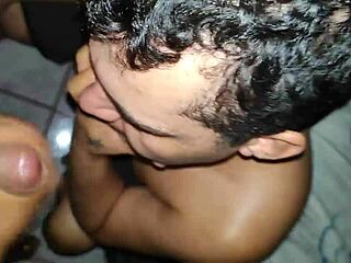 Rakastan kun gay-rakkauteni ampuu kuormansa suuhuni. Se on niin kuuma, en saa tarpeekseni siitä maidosta suussa!