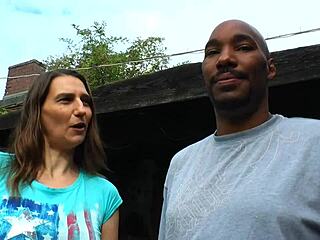 Sabrina sagt: Ausziehen und rein damit!