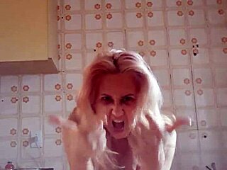 Gostosa Demais Dances Sensually with Natural Tits