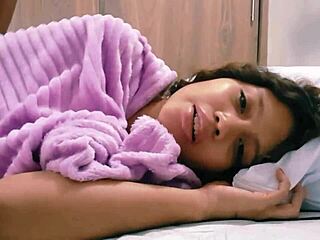 Uf, jak může takhle šukat svou nevlastní sestru, když sdílí postel?