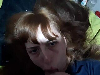 我看着这个年轻女孩18+吸我继兄弟的大鸡巴