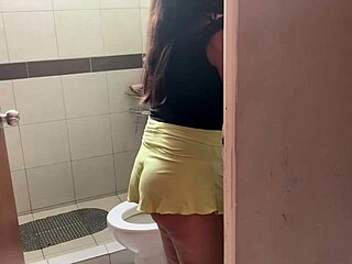 Рико жестко трахает её в ванной, чуть не попались