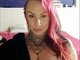 Sensuell tjej röker och retas med stora naturliga bröst i het webcamshow