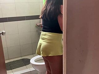 ريكو ينيكها بقوة في الحمام، يكاد يتم القبض عليهما