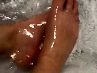 Slečem najlonke in grem pod prho s footjobom