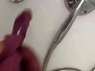 I take off my nylon and take a shower with footjob