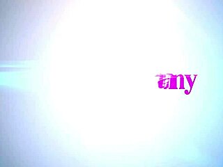 La trans calda Isadora Ribeiro cavalca un dildo montato su macchina