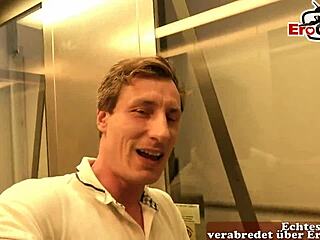 Erocom约会：德国金发18+少女在真实盲约中被捡到，在公共街道上POV生操