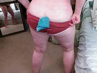 ρετρό μωρό ανοίγει το μεγάλο σεξι κωλάκι της. έλα πιο κοντά και μύρισε το.