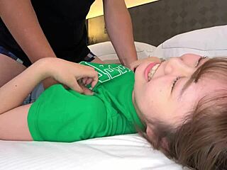 sem tako vzburjena, ko gledam to azijsko punco jezditi trdo