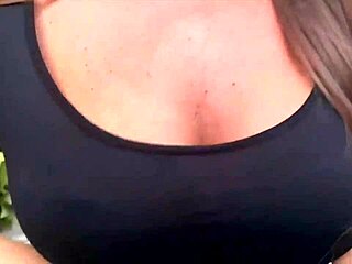 Mila和她的眼镜回来进行硬核粗暴性爱和深喉动作。