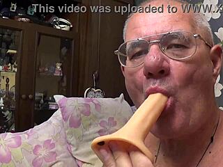 Mijn man zuigt hard aan een lul in taboe actie!