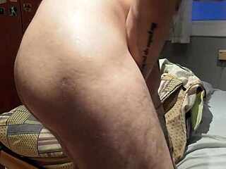 Während meine Frau weg ist, wichse ich Arsch und Schwanz mit Öl, denke an große Schwänze