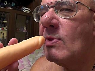 Mijn man zuigt hard aan een lul in taboe actie!