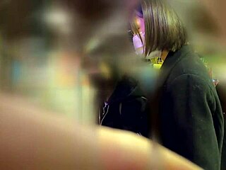 Üniformalı Japon 18+ genç kız uyurken izlenir ve alınır