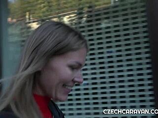 Ai făcut vreodată sex sălbatic într-o rulotă prin site de dating? Nebunie!