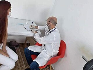 ドクターが細いウエストの患者に注射を打つ