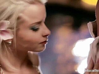 Sucking cock by the pool! Free and wild?