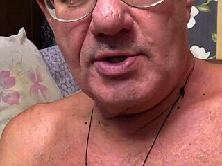 Mijn man zuigt hard aan een lul in taboe actie!