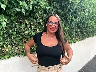 Mila和她的眼镜回来进行硬核粗暴性爱和深喉动作。