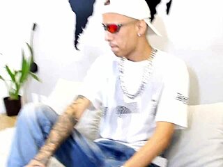 Veliki tič tip ujame twinka pri drkanju v prhi skupne sobe