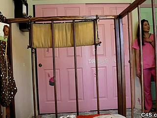 زوجات يعاقبوا أزواجهم بلبس الحفاضات في لعبة ABDL