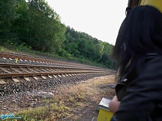 Javni agent Mia Trejsi si na vlaku vtakne dildo v obrito pičko.