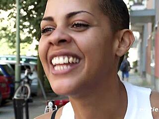 Hé Daisy, tu veux nous montrer comment tu cuisines et joues solo ?