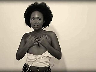 N�o aguentei ver o cuzinho dela piscando e meti a rola no cuzinho da pretinha deliciosa