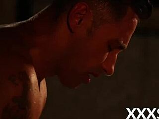 Сногсшибательная блондинка раздвигает ноги и получает жёсткий трах после горячего орала