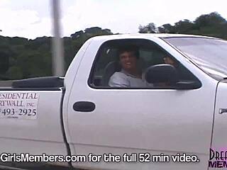 Heta blondinen flashar brösten topless i min cabriolet 🔥